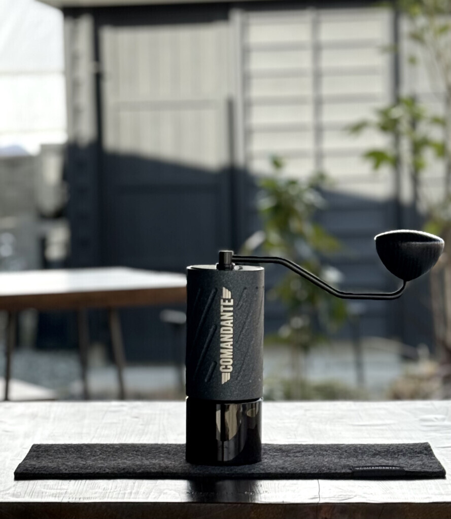 C60 ノーティラスブルーに装着イメージ（C40にも装着可。グラインダー本体は付属しません。）